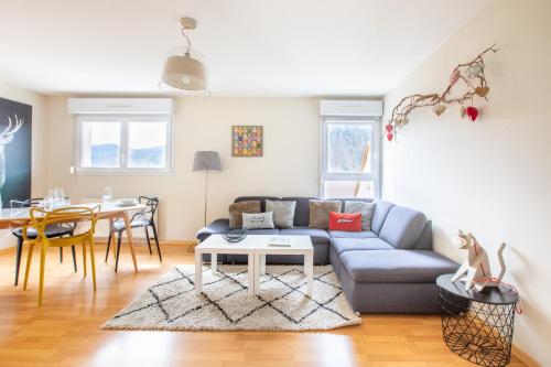 un salon avec un canapé bleu et une table dans l'établissement Gite 