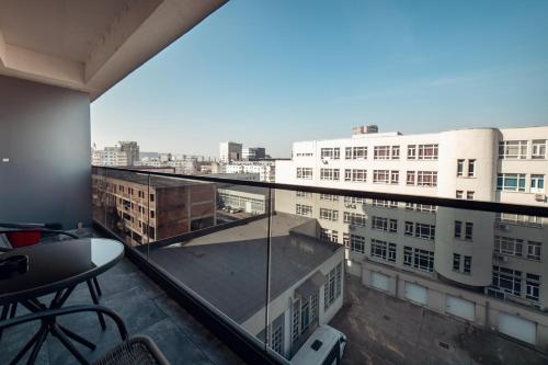 een balkon met uitzicht op een stad bij COZY Premium Collection - Q Studios Palas Mall Iasi in Iaşi