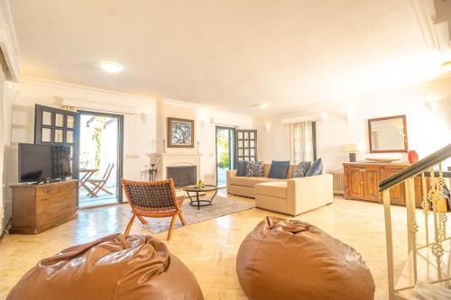 Μια τηλεόραση ή/και κέντρο ψυχαγωγίας στο Villa Leila Private Pool