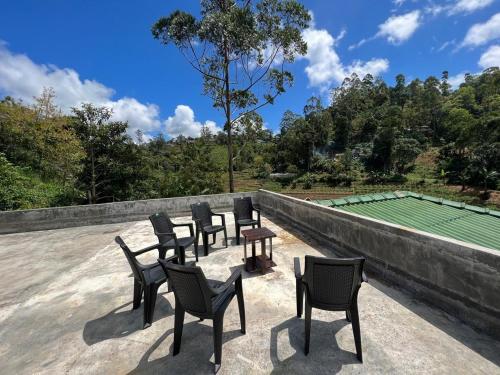 a row of chairs sitting on top of a tennis court at Moban House in Diyatalawa