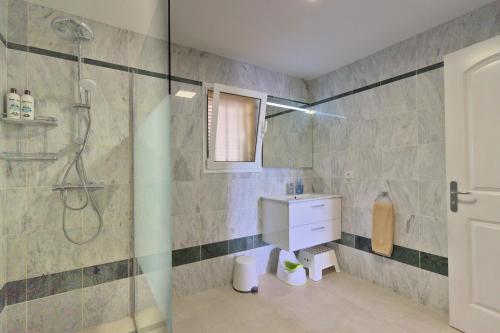 Large modern apartment with terrace & heated pool