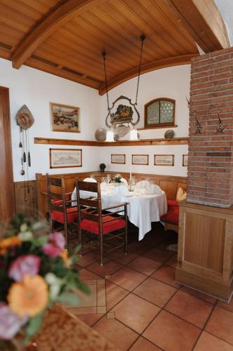 a dining room with a table and chairs at Romantik Hotel zur Post in Fürstenfeldbruck