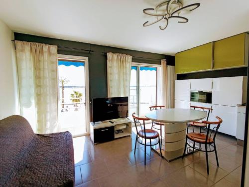 une cuisine et une salle à manger avec une table et des chaises dans l'établissement AS25923 - P2 Centre Ville - Vue mer et wifi, au Grau-du-Roi