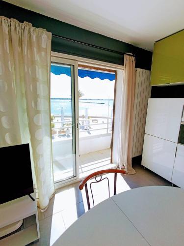 une cuisine avec une grande fenêtre donnant sur l'océan dans l'établissement AS25923 - P2 Centre Ville - Vue mer et wifi, au Grau-du-Roi