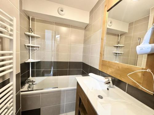 une salle de bain avec un lavabo et une baignoire dans l'établissement Résidence Le Hameau Des Rennes - LE HAMEAU DES RENNES-Tout inclus MAE-0101, à Vars