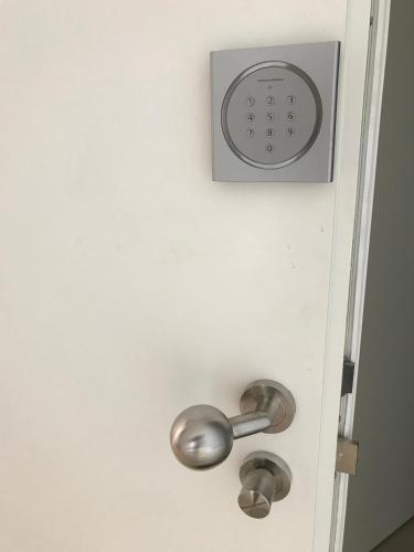 a door with a knob and a clock on it at Ferienwohnungen am Mantelhafen Typ 1 in Überlingen