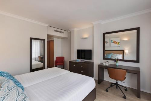 Kfar Maccabiah Business & Sport Hotelにあるベッド