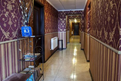 un pasillo con papel de pared púrpura y un pasillo largo en Chyhorinskyi Hotel en Kiev