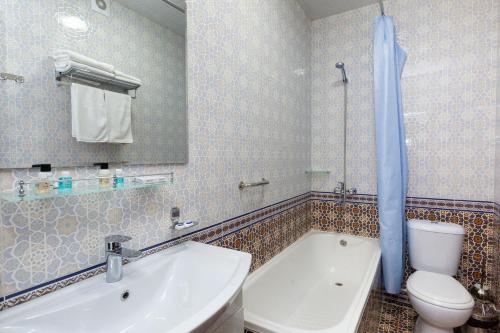 Ένα μπάνιο στο Iman Hotel