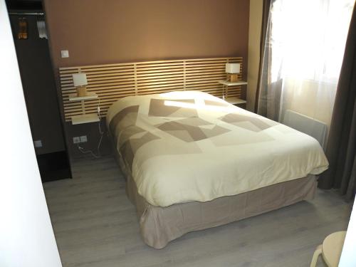 um quarto com uma cama grande e uma janela em Provencal Vintage Cocoon em LʼIsle-sur-la-Sorgue