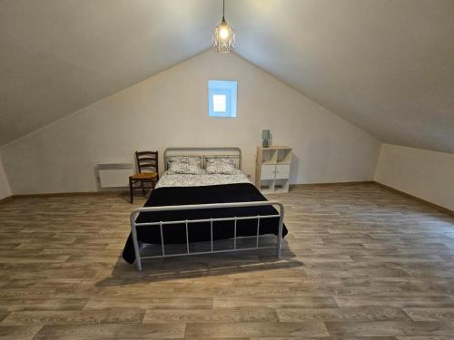 une chambre avec un lit dans un grenier dans l'établissement Large home for family or friends, à Saint-Pierre-Eynac