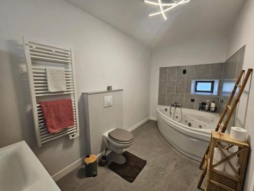 une salle de bain avec une baignoire, des toilettes et un lavabo dans l'établissement Large home for family or friends, à Saint-Pierre-Eynac
