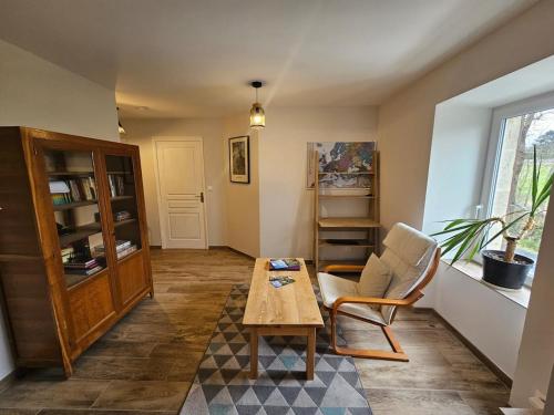 un salon avec une table et une chaise dans l'établissement Large home for family or friends, à Saint-Pierre-Eynac