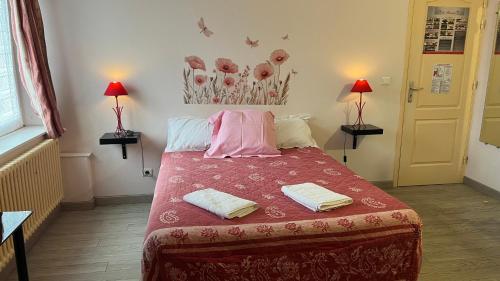 a bedroom with a bed with two towels on it at Le Signoret in Sault-de-Vaucluse