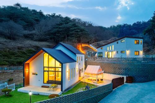 Nespecifikovaný výhled na hory nebo výhled na hory při pohledu z penzionu