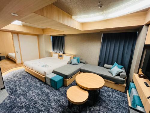 Postel nebo postele na pokoji v ubytování Hotel Keihan Tenmabashi Ekimae