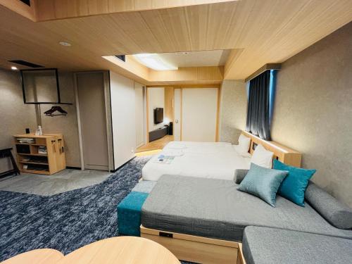 Postel nebo postele na pokoji v ubytování Hotel Keihan Tenmabashi Ekimae