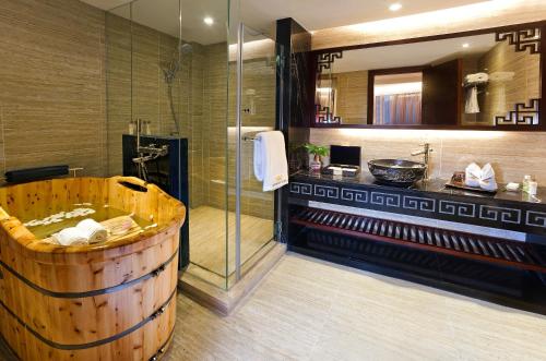 Ένα μπάνιο στο Emperor Hotel