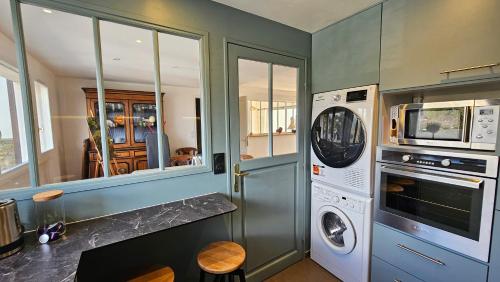 une cuisine équipée d'un lave-linge et d'un lave-linge/sèche-linge. dans l'établissement Les Remparts - 250 m from port - WiFi - Parking - Calme, à Vannes