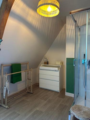 La salle de bains est pourvue d'une douche et d'un plafond. dans l'établissement Le hameau Maison de Campagne, à Varengeville-sur-Mer