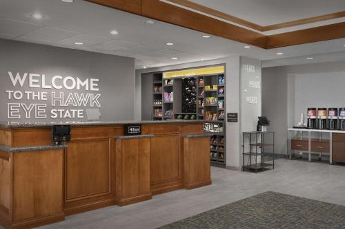 Hampton Inn Waterlooに飾ってある許可証、賞状、看板またはその他の書類