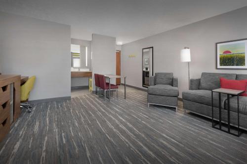 Hampton Inn Waterlooにあるシーティングエリア