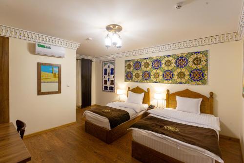 Ένα ή περισσότερα κρεβάτια σε δωμάτιο στο Iman Hotel