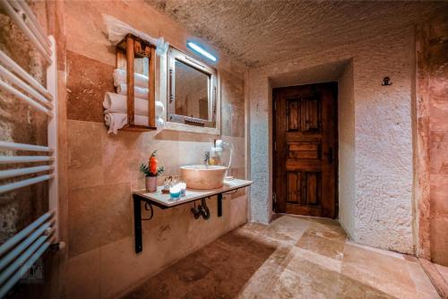 Koupelna v ubytování Zeus Cave Suites