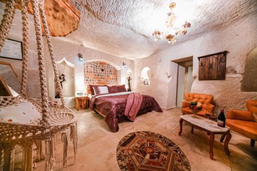 Postel nebo postele na pokoji v ubytování Zeus Cave Suites