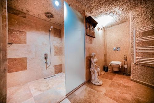 Koupelna v ubytování Zeus Cave Suites