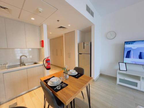 Cuisine ou kitchenette dans l'établissement Cosy Studio in Yas Island, Abu Dhabi