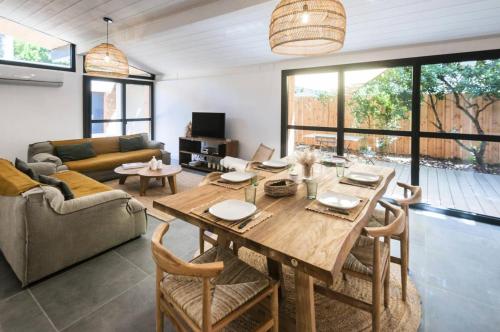 un salon avec une table en bois et un canapé dans l'établissement Résidence 04092-lacanau Ocean - Villa pour 8 personnes avec jardin et jacuzzi à Lacanau Océan MAE-0751, à Muḩammad al Ḩamdān