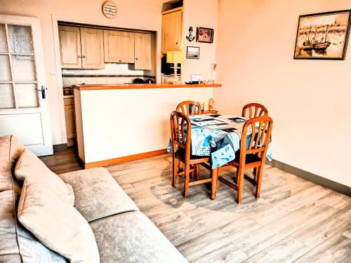 une cuisine et une salle à manger avec une table et des chaises dans l'établissement LE VALPA Face Mer Garage, à Les Sables-dʼOlonne