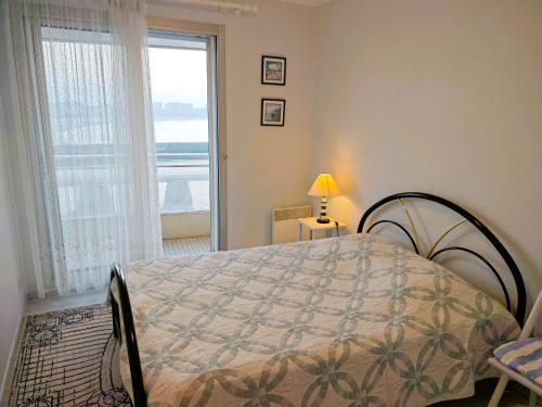 une chambre avec un lit et une grande fenêtre dans l'établissement LE VALPA Face Mer Garage, à Les Sables-dʼOlonne