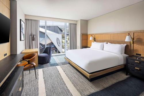 a hotel room with a large bed and a television at Signia By Hilton Atlanta Georgia World Congress Center in Atlanta