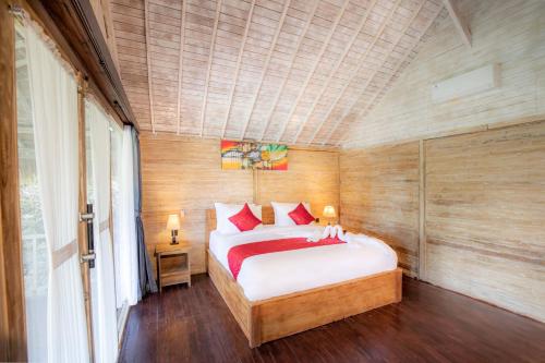a bedroom with a large bed in a room at Bhavana Cottage in Nusa Penida