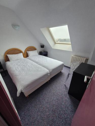 Postel nebo postele na pokoji v ubytování Logis Hôtel l'Albatros