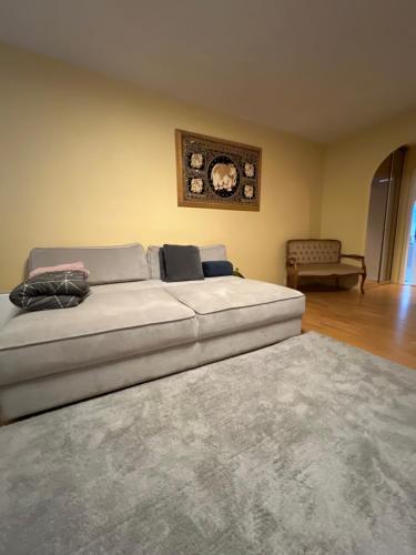 Area soggiorno di Luxury Service Apartment by Chanya