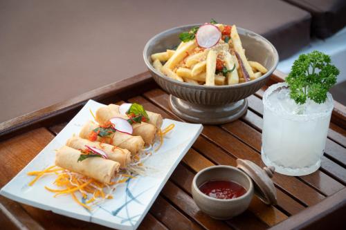 ホテルの敷地内または近くでの食事または食べ物
