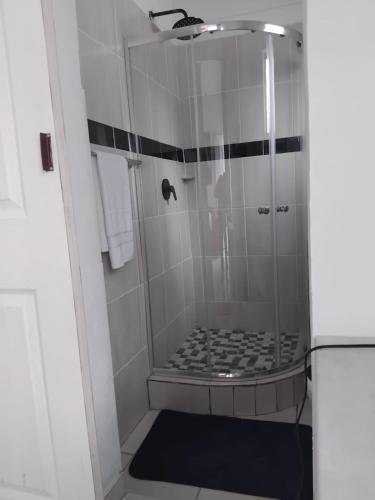 Ένα μπάνιο στο Claremont Secured Residence