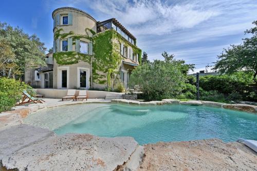 une piscine devant une maison dans l'établissement Villa avec piscine - 5 min d'Avignon, aux Angles (Gard)