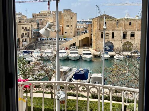 Mediterranea Waterfront house - By Valletta Ferry & Free Parking