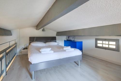 une chambre avec un grand lit et une fenêtre dans l'établissement Appartement - Mas de la mer, à Théoule-sur-Mer