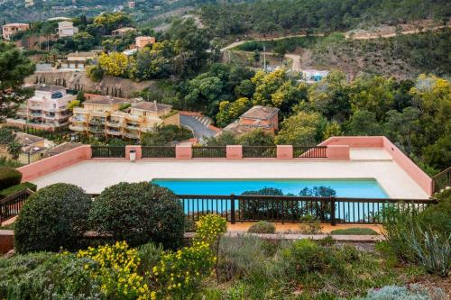 une vue aérienne d'une maison avec piscine dans l'établissement Appartement - Mas de la mer, à Théoule-sur-Mer