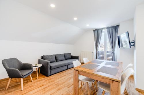 Area soggiorno di Apartments Skok with rafting and free parking
