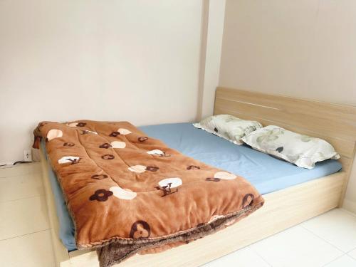 Una cama con una manta marrón con vacas. en Warm Haven 501DM, en Hanói