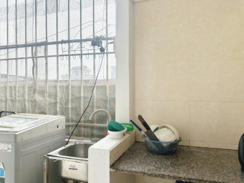 una cocina con fregadero y lavadora en Warm Haven 501DM, en Hanói
