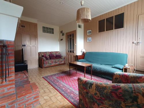 un salon avec un canapé et une table dans l'établissement Maison de Charme Près de la Plage, 5 Pers, Jardin - FR-1-476-232, à La Faute-sur-Mer