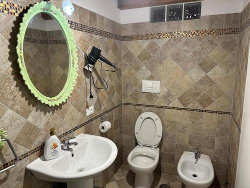 SALENTINI APPARTAMENTo في روما: حمام مع حوض ومرحاض ومرآة