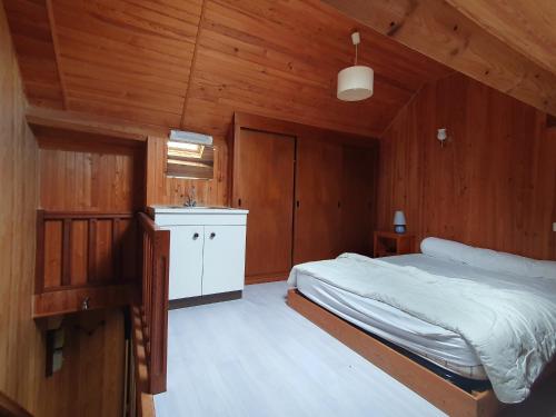une chambre avec un lit dans une pièce en bois dans l'établissement Maison de Charme Près de la Plage, 5 Pers, Jardin - FR-1-476-232, à La Faute-sur-Mer